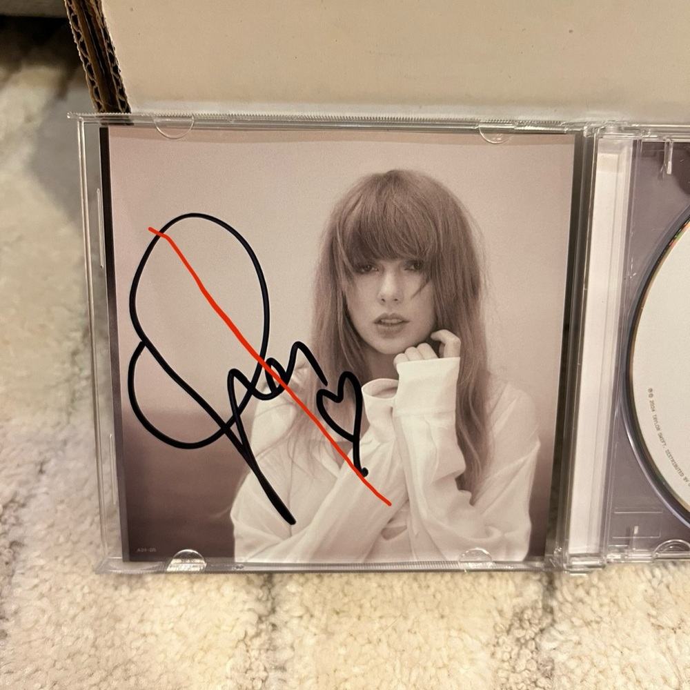 SIGNED WITH HEART ♥️ Tortured Poets Department TTPD CD Taylor Swift
